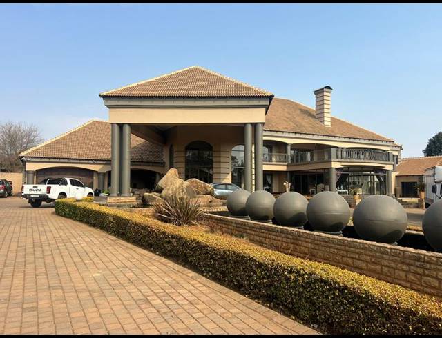 6 BEDROOM HOUSE FOR SALE IN MOOIKLOOF